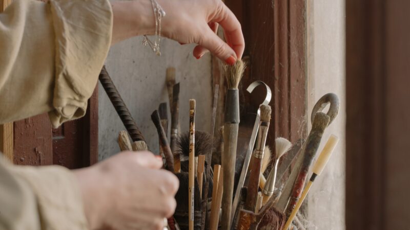 How to Clean Dried-Up Paintbrushes